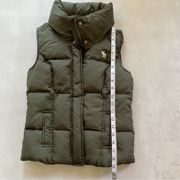 Lot of 2 : Abercrombie Puffer Vest and Chloe & Cyrus Sweater, Size M - Picture 8 of 13